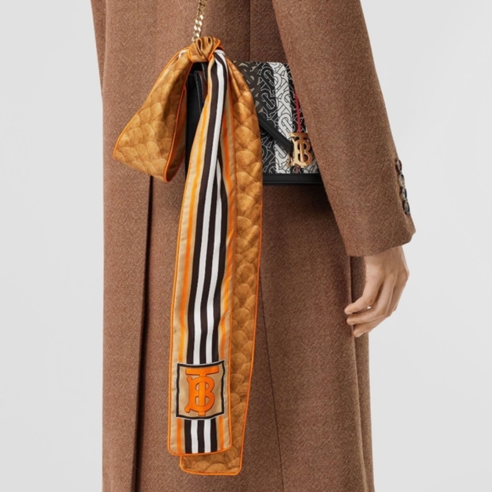 🆕 Burberry TB skinny scarf